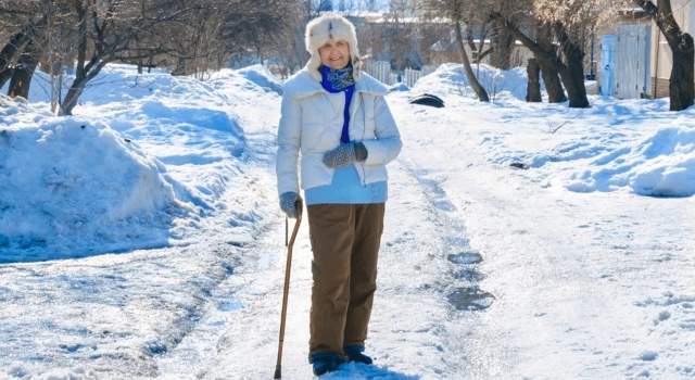 4 Winter Fall Protection Tips for Seniors in Red Deer